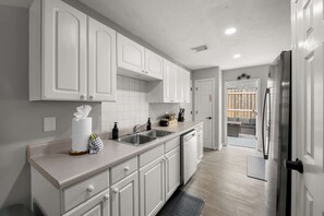 Interior - Sunset Shores Retreat, 6 minute WALK to the Beach (Panama City Beach)