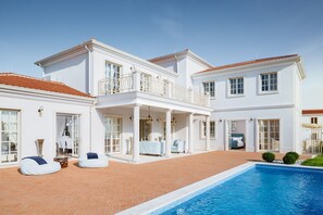 A two-story white building with a swimming pool, outdoor seating, and a balcony. - Villa Lea-casa del Sole Zadarvillas (Tar-Vabriga)