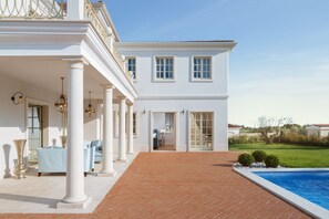 A white building with columns, a pool, and a garden. - Villa Lea-casa del Sole Zadarvillas (Tar-Vabriga)