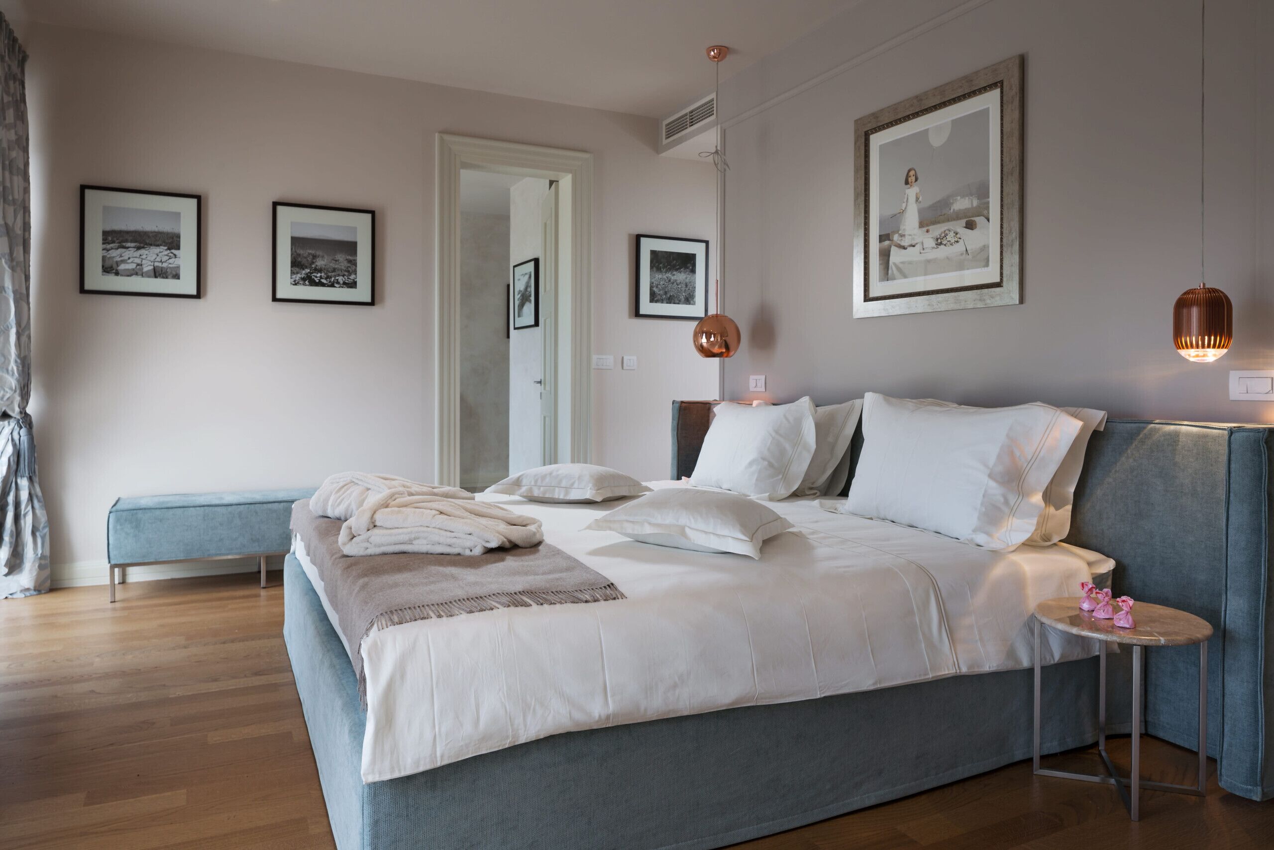 4 Schlafzimmer, kostenlose Babybetten, Bettwäsche