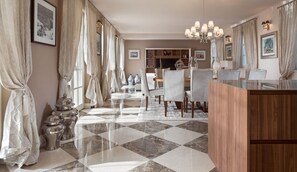 A dining area with a checkered floor, a chandelier, and a wooden island. - Villa Lea-casa del Sole Zadarvillas (Tar-Vabriga)