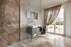 Shower, hair dryer, bidet, towels - Villa Lea - Casa del Sole (Vabriga)