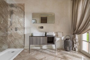 Dusche, Haartrockner, Bidet, Handtücher