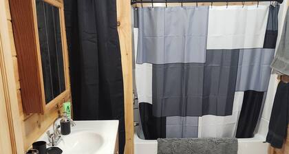 Cozy 2-bedroom house in Bingham with direct trail access