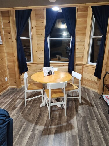 Cozy 2-bedroom house in  Bingham  with direct trail access 