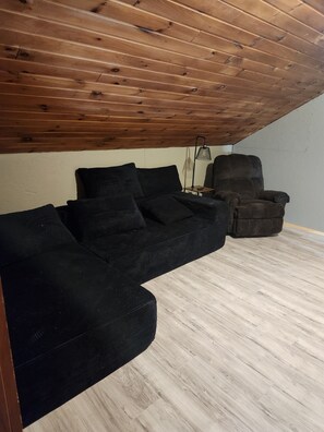 Smart-TV, Kamin, Bücher