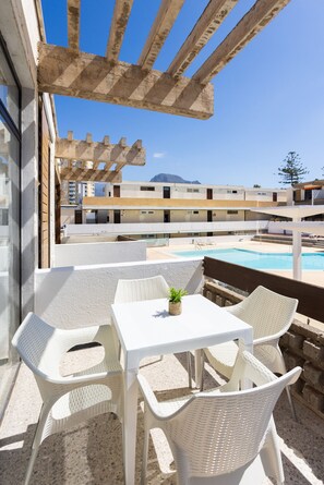 Outdoor dining - Las Américas lovely pool view (Arona)