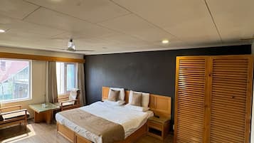 Deluxe Room | Desk, free WiFi