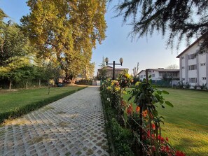 Property grounds - Hotel Meridien River Front Rajbagh (Srinagar)