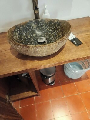 Estudio básico, balcón, vista a la ciudad | Imagen general