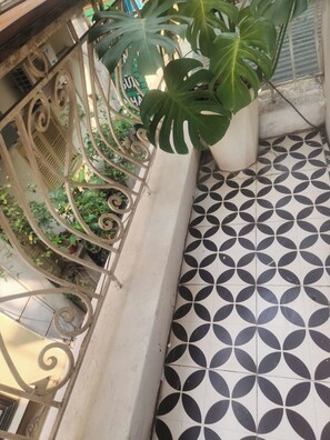 Estudio básico, balcón, vista a la ciudad | Detalle exterior