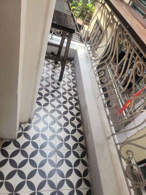 Estudio básico, balcón, vista a la ciudad | Detalle exterior