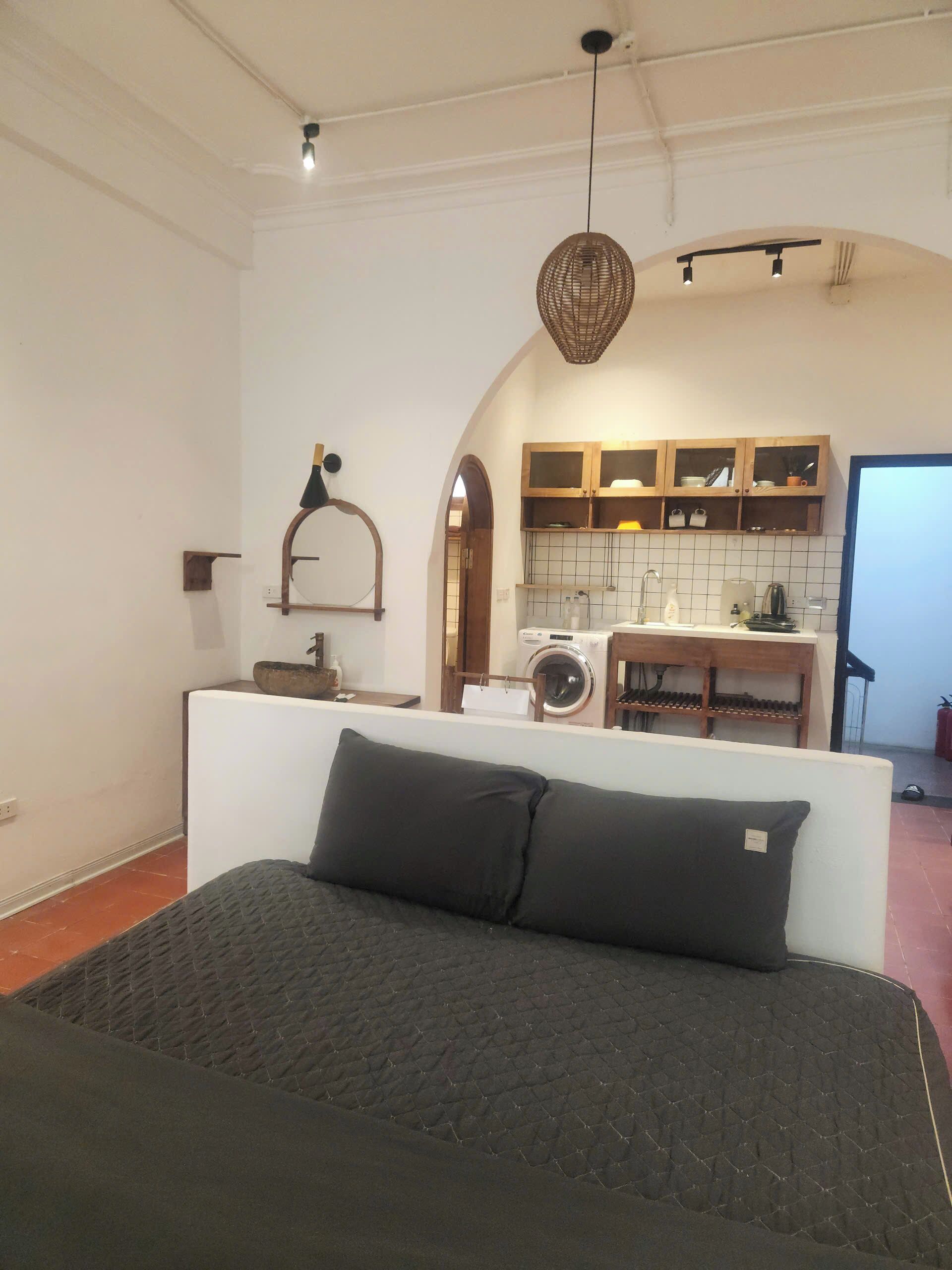 Estudio básico, balcón, vista a la ciudad