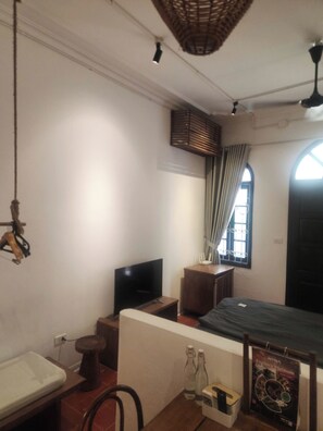 Estudio básico, balcón, vista a la ciudad