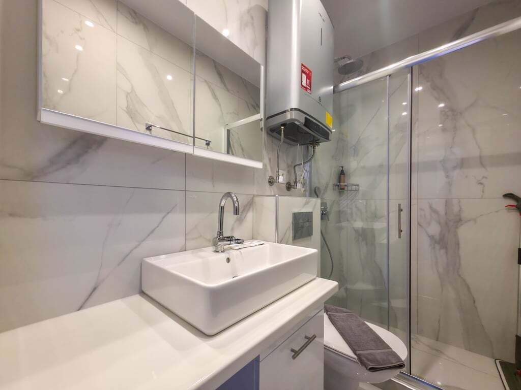 Regadera, toallas, jabón, papel de baño 
