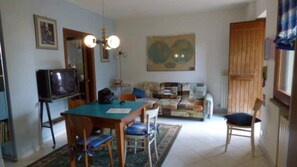 TV - Relax Oasis in the Heart of Tuscany: Between History and Art Cities (Capraia)