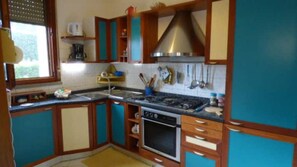 Fridge, oven, stovetop, coffee/tea maker - Relax Oasis in the Heart of Tuscany: Between History and Art Cities (Capraia)