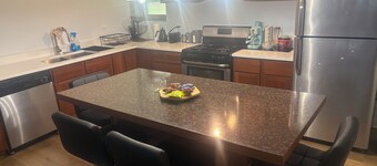 Soothing 1 bedroom apartment with AC in charming Oak Lawn,
