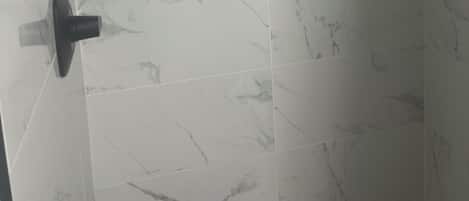 Ducha, secador de pelo, jabón y papel higiénico