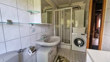Douche, sĂšche-cheveux, serviettes fournies