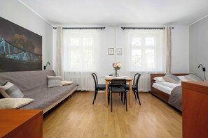 TV, offices - Functional Studio in the Center | Close to the Market | Smart TV (Wrocław)