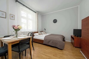Iron/ironing board, travel cot, WiFi, bed sheets - Functional Studio in the Center | Close to the Market | Smart TV (Wrocław)