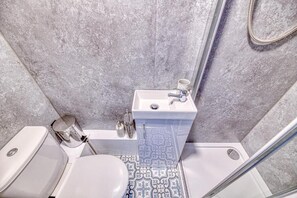 Bathroom - Glendale House by Guestz (Lytham St. Anne's)