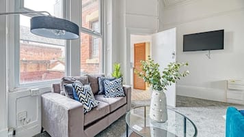 Studio | Living area | Flat-screen TV