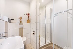 Douche, sèche-cheveux, serviettes fournies