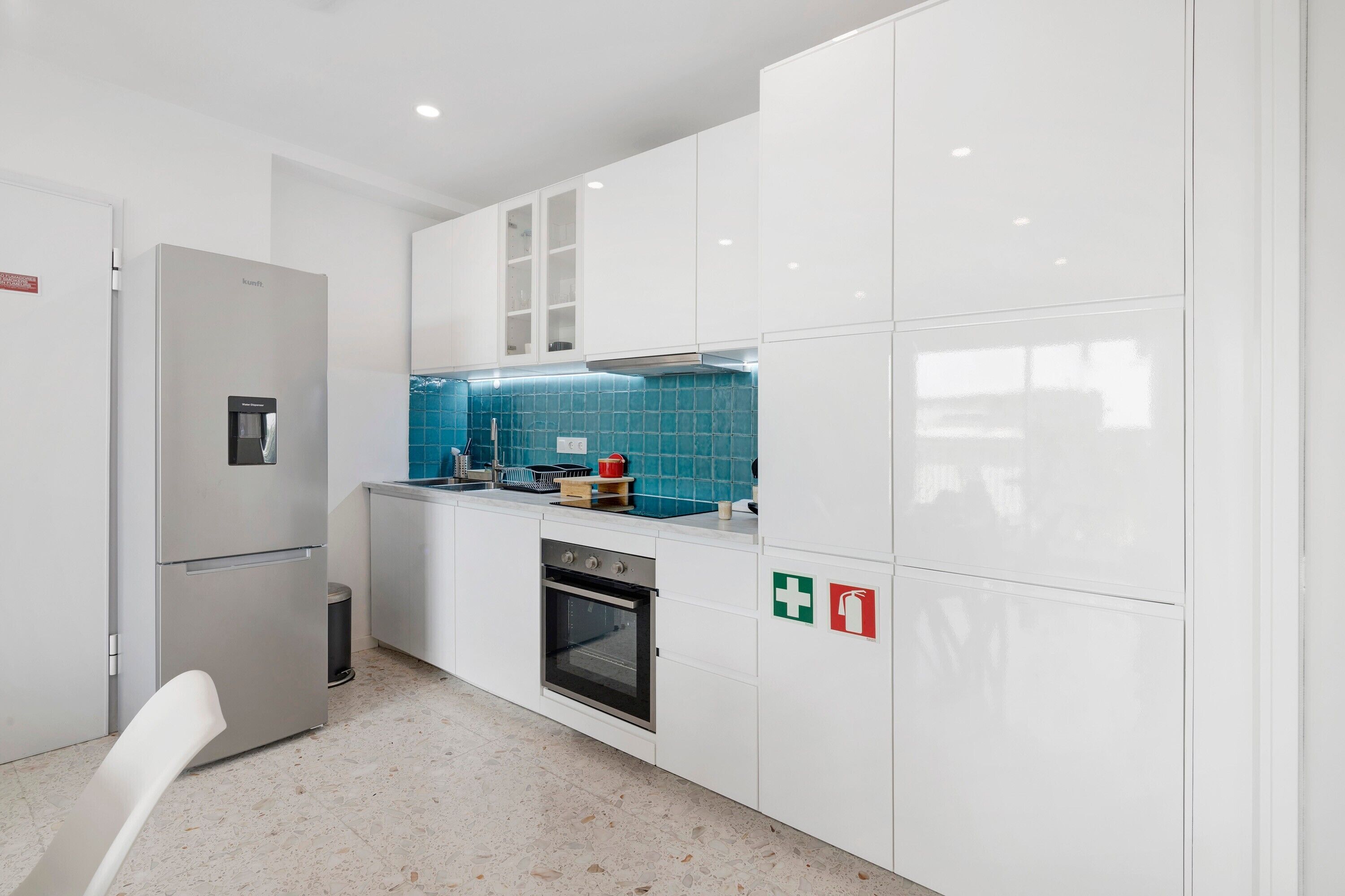 Refrigerador, microondas, horno, placa de cocina