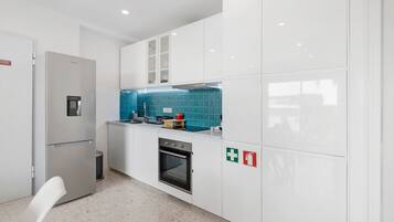 Refrigerador, microondas, horno, placa de cocina