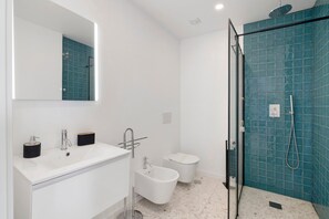 Shower, hair dryer, towels - Apartment 'Casa Verde Rio' with Balcony, Wi-Fi and Air Conditioning (Vila Real de Santo António)