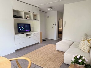 Interior - Chic Waterfront Stay with Prime Sydney Access (Lavender Bay)