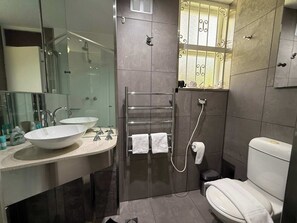 Shower, hair dryer, towels, shampoo - Chic Waterfront Stay with Prime Sydney Access (Lavender Bay)