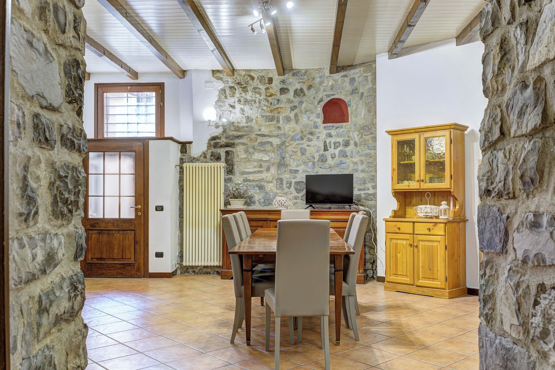 Apartment, 1 Schlafzimmer | Wohnbereich | 30-Zoll-Fernseher mit Satellitenempfang