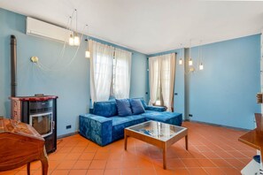Living area - Welcome to Admiral Garden, a cozy villa located in Sarzana within a quiet complex of terraced houses, perfect for those seeking privacy, comfort, and generous living spaces for an enjoyable stay.The property features a private entrance and can accommodat (Sarzana)