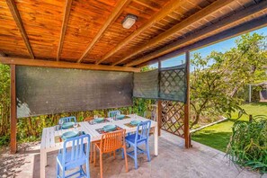 Outdoor dining - Welcome to Admiral Garden, a cozy villa located in Sarzana within a quiet complex of terraced houses, perfect for those seeking privacy, comfort, and generous living spaces for an enjoyable stay.The property features a private entrance and can accommodat (Sarzana)