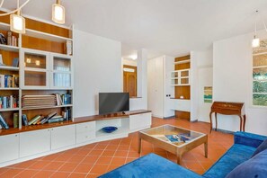 Living area - Welcome to Admiral Garden, a cozy villa located in Sarzana within a quiet complex of terraced houses, perfect for those seeking privacy, comfort, and generous living spaces for an enjoyable stay.The property features a private entrance and can accommodat (Sarzana)