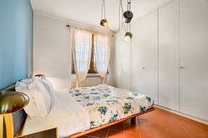 Room - Welcome to Admiral Garden, a cozy villa located in Sarzana within a quiet complex of terraced houses, perfect for those seeking privacy, comfort, and generous living spaces for an enjoyable stay.The property features a private entrance and can accommodat (Sarzana)