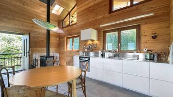 Fridge, oven, coffee/tea maker, electric kettle