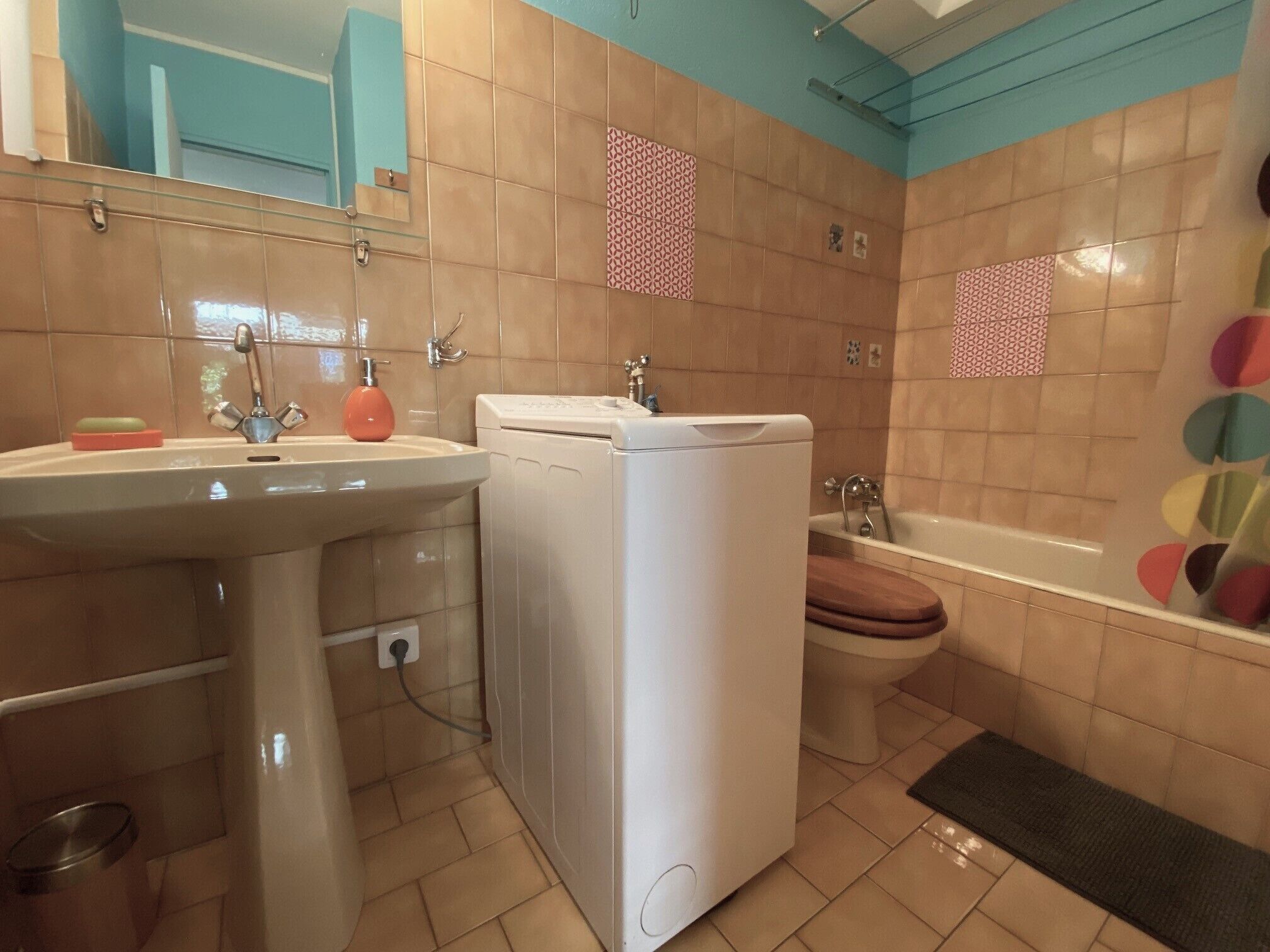 Un baño con lavamanos, inodoro y bañera.