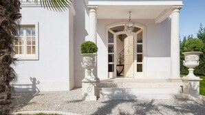 A white building with a grand entrance, columns, and a staircase leading to the door. - Villa Lea - Casa del Sole (Tar-Vabriga)