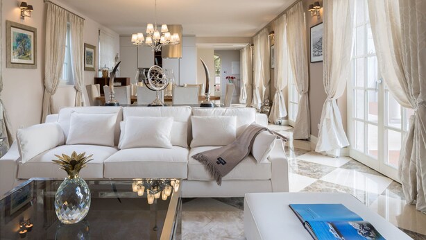 A modern living room with a white sofa, a glass coffee table, and a chandelier. - Villa Lea - Casa del Sole (Tar-Vabriga)