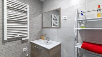 Ducha, secador de pelo y toallas