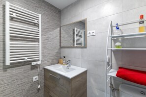 Shower, hair dryer, towels - La Casita de Shyro y Gege – Rural Getaway in the Ávila Mountains for 3 (El Tiemblo)