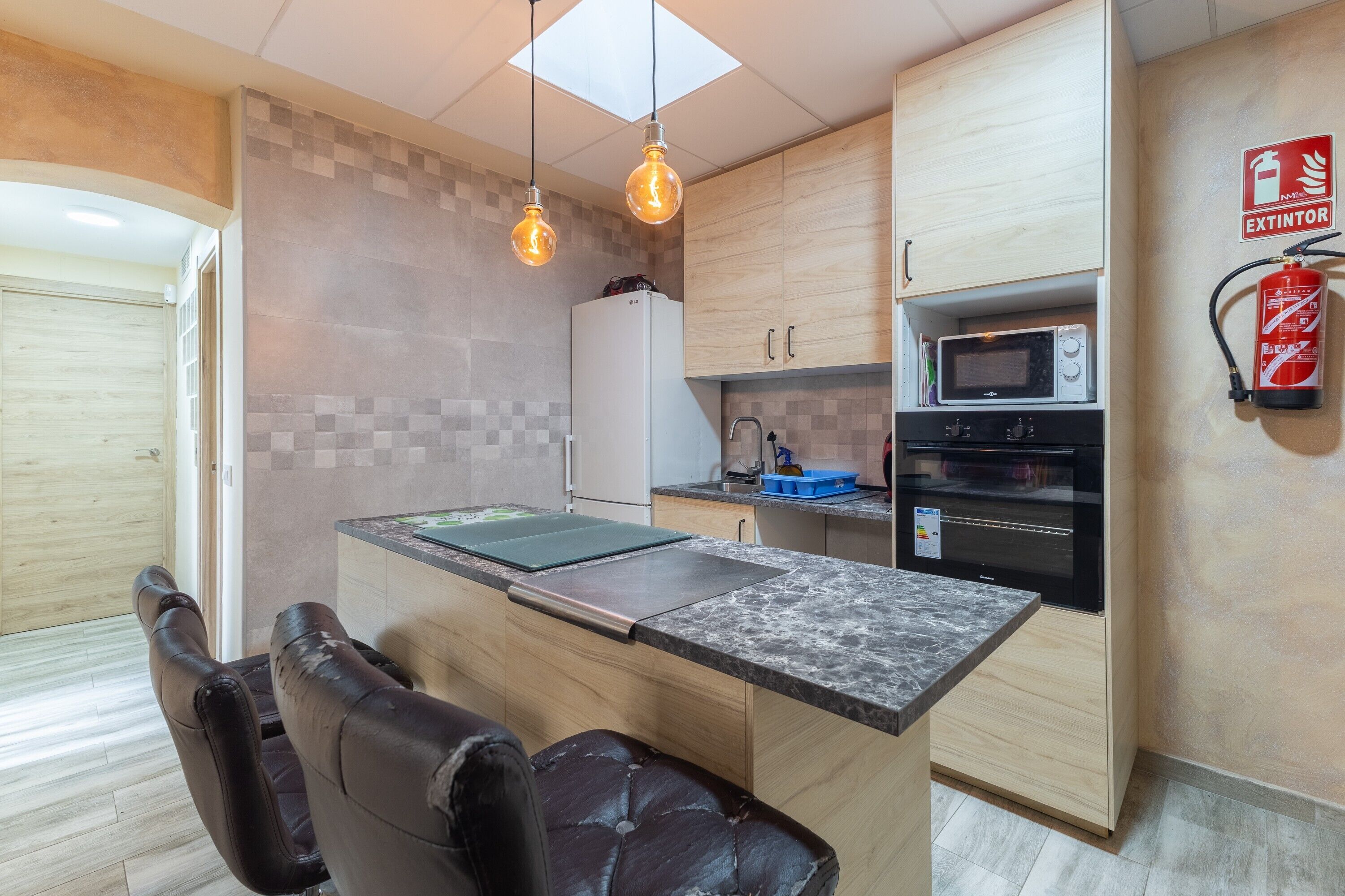 Frigorífico, microondas, horno y placa de cocina