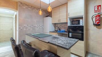 Frigorífico, microondas, horno y placa de cocina