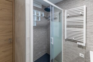 Shower, hair dryer, towels - La Casita de Shyro y Gege – Rural Getaway in the Ávila Mountains for 3 (El Tiemblo)
