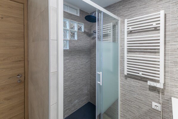 Shower, hair dryer, towels