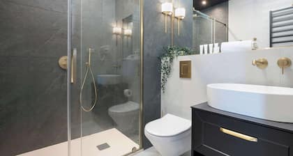 Elegantes Apartment mit Balkon | Klimaanlage | In der Nähe des Thermalbads